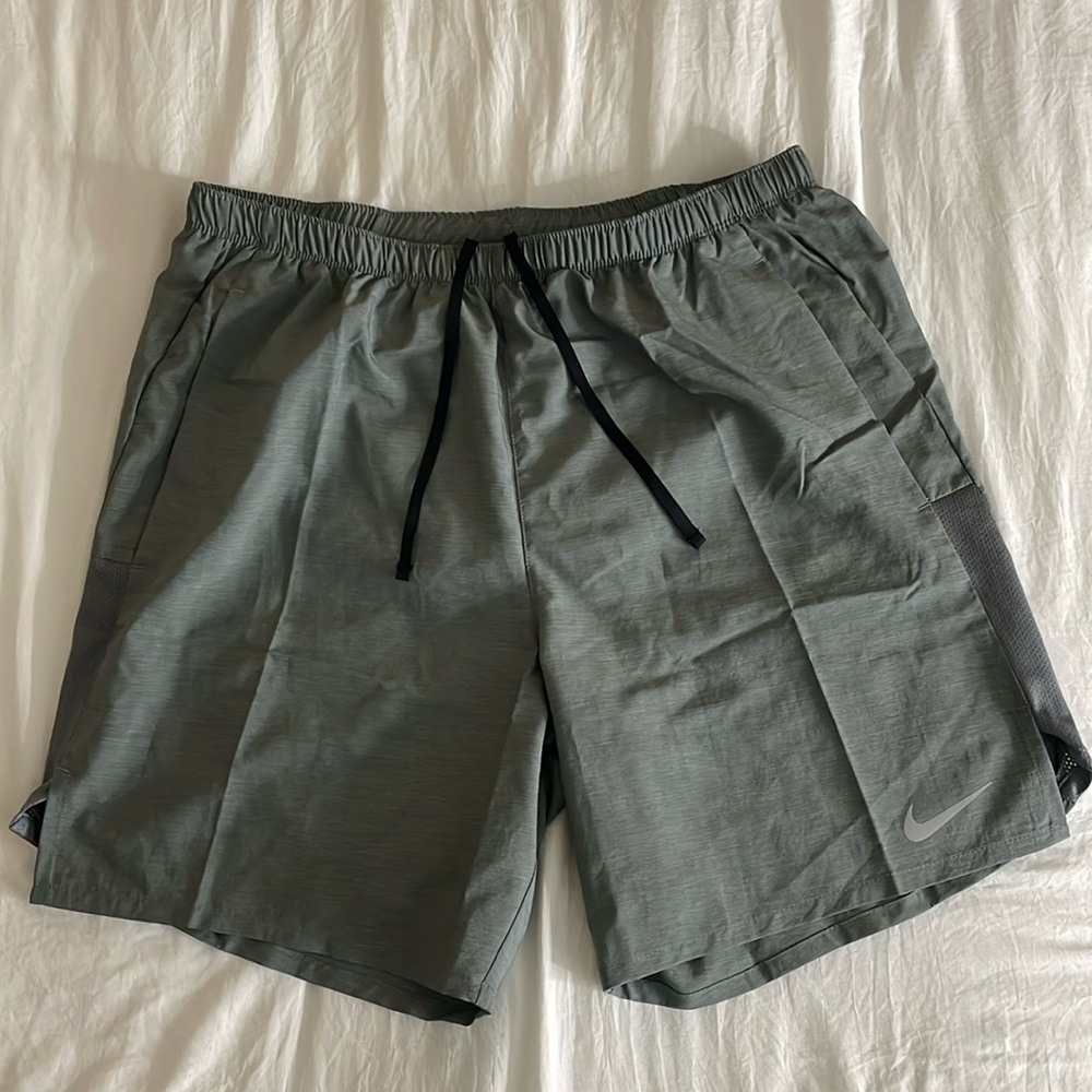 Never worn Nike men’s challenger 7” brief lined running shorts size medium